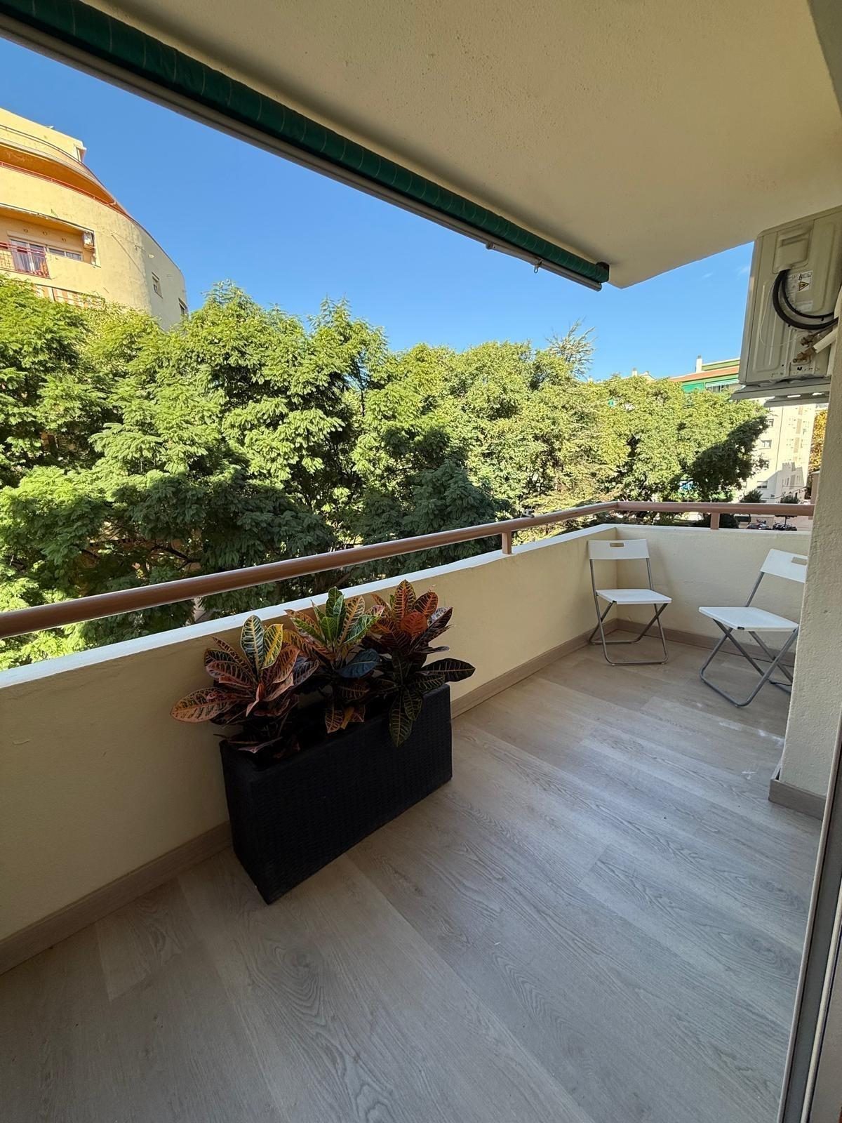 Piso totalmente renovado en zona residencial tranquila — Fuengirola — Foto 2