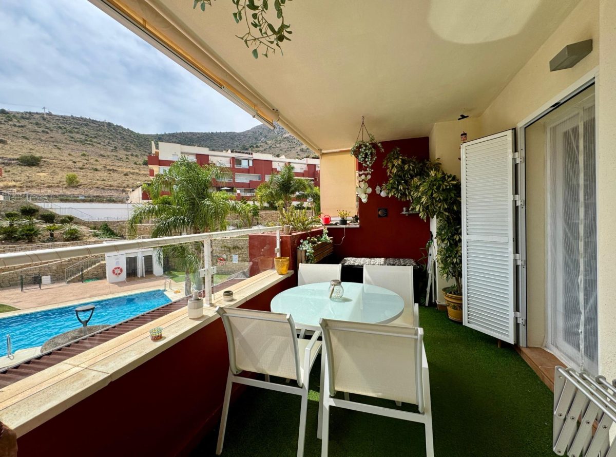 Piso luminoso con terraza y completas zonas comunes en Santangelo Norte — Foto 1