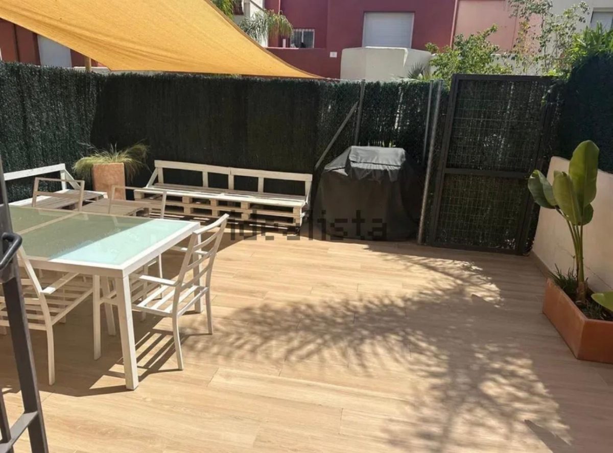 Exclusiva casa adosada con acceso privado al garaje y orientación sur — Foto 1