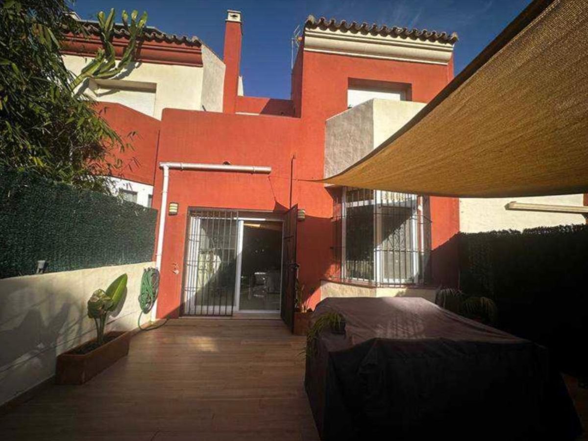 Exclusiva casa adosada con acceso privado al garaje y orientación sur — Foto 2
