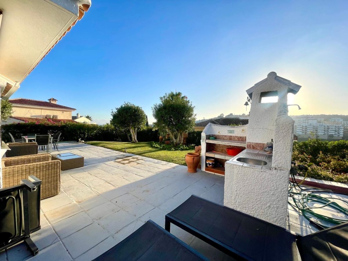 Encantadora villa con jardín y orientación suroeste en La Cala de Mijas — Foto 2