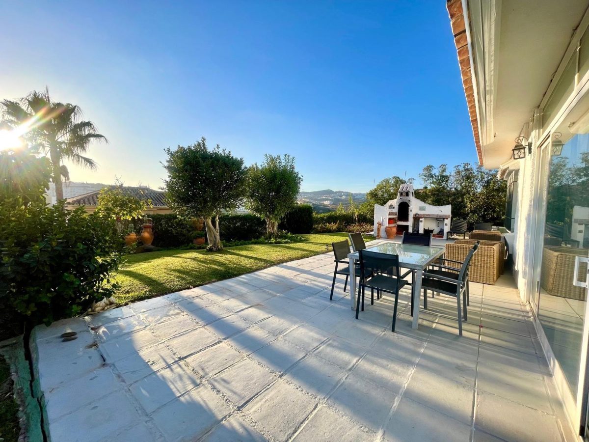Encantadora villa con jardín y orientación suroeste en La Cala de Mijas — Foto 3