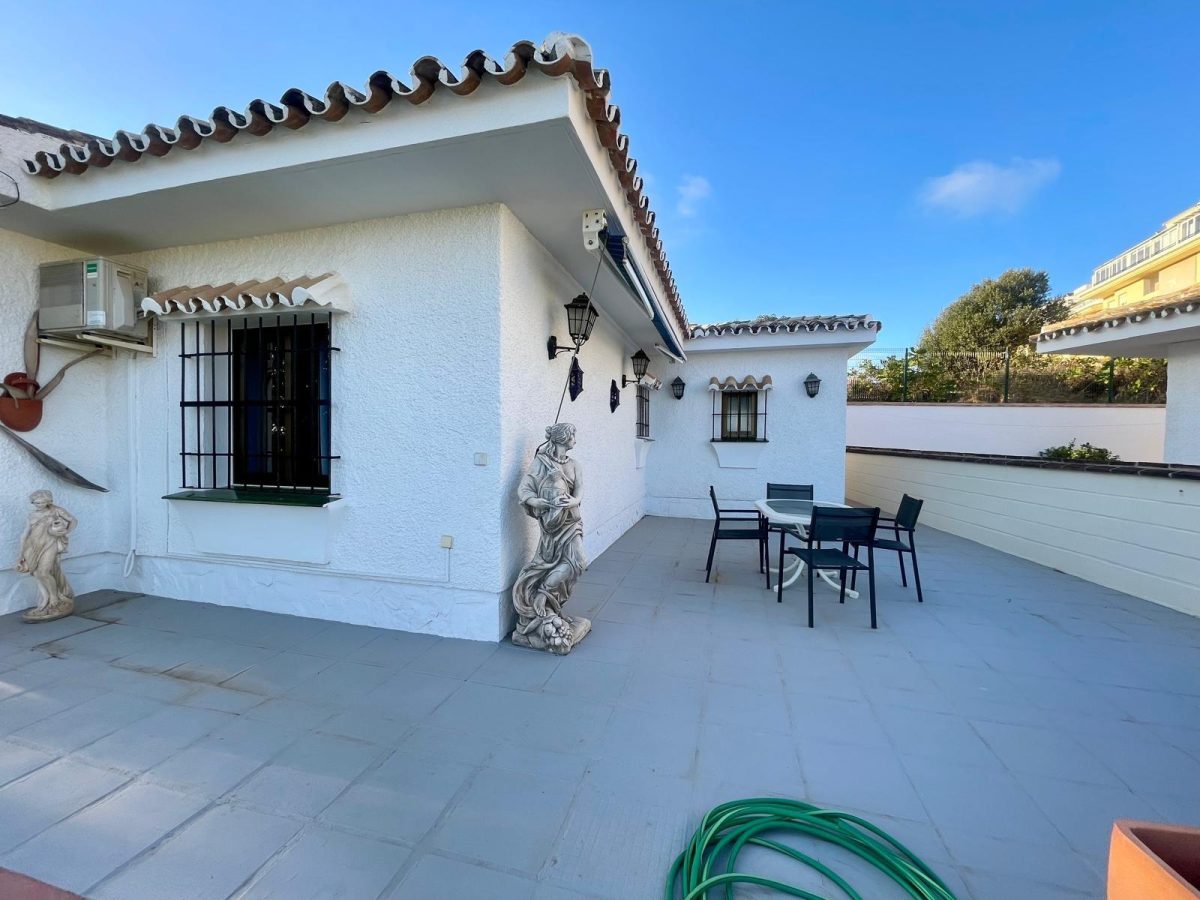 Encantadora villa con jardín y orientación suroeste en La Cala de Mijas — Foto 10