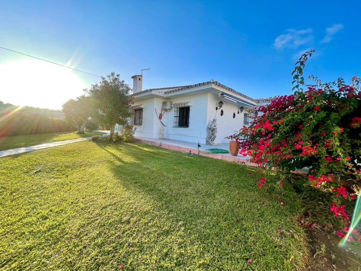 Encantadora villa con jardín y orientación suroeste en La Cala de Mijas — Foto 4