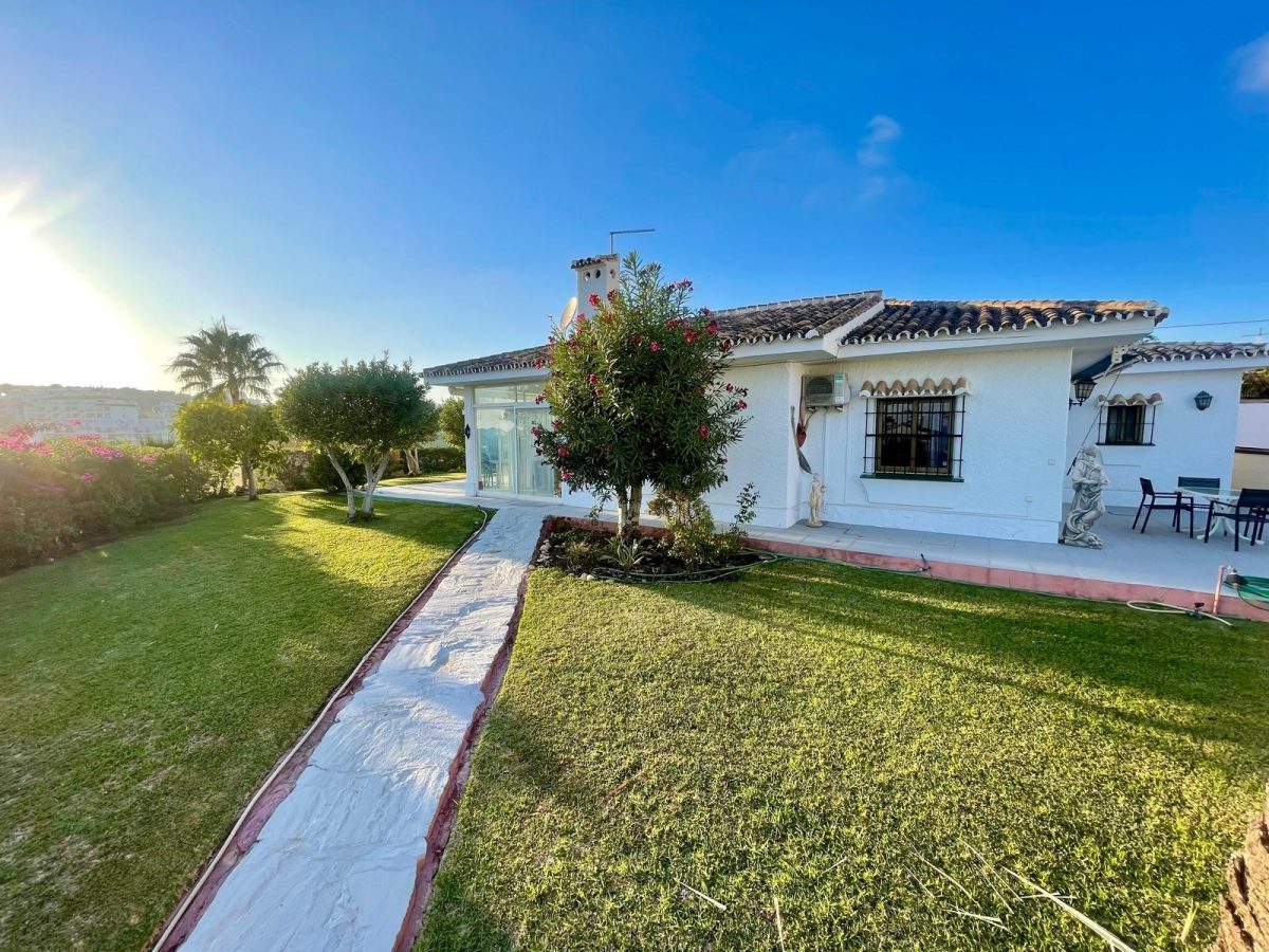 Encantadora villa con jardín y orientación suroeste en La Cala de Mijas — Foto 1