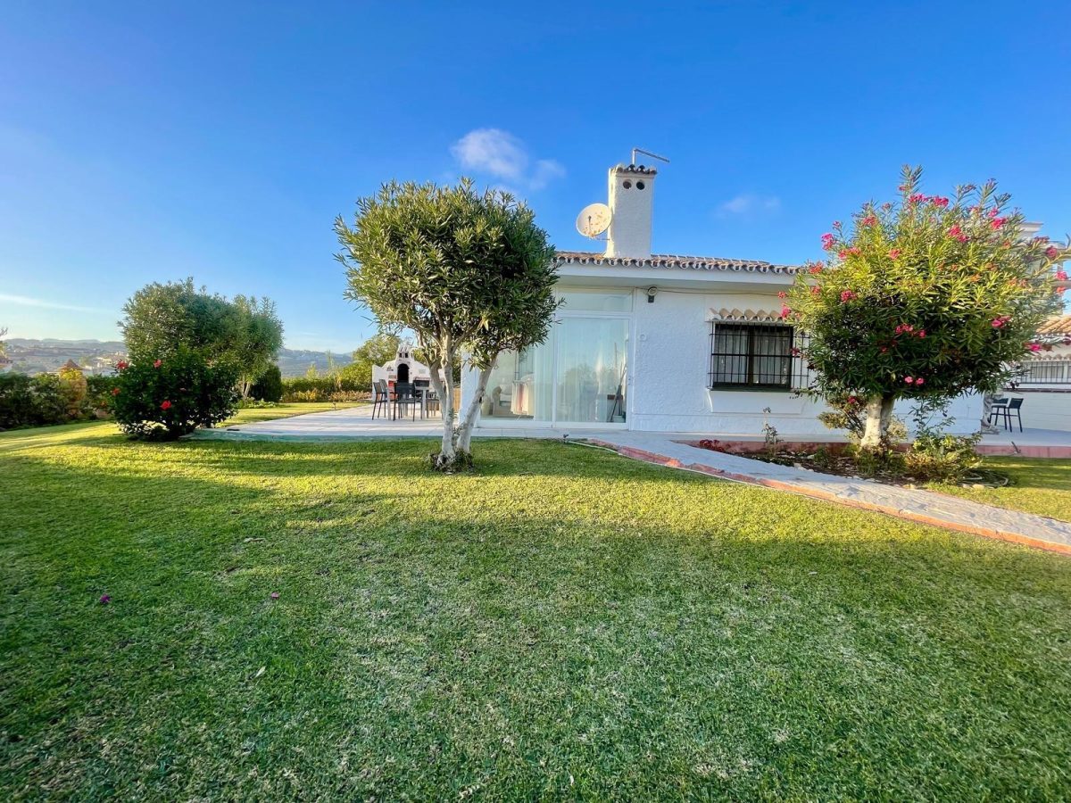 Encantadora villa con jardín y orientación suroeste en La Cala de Mijas — Foto 7