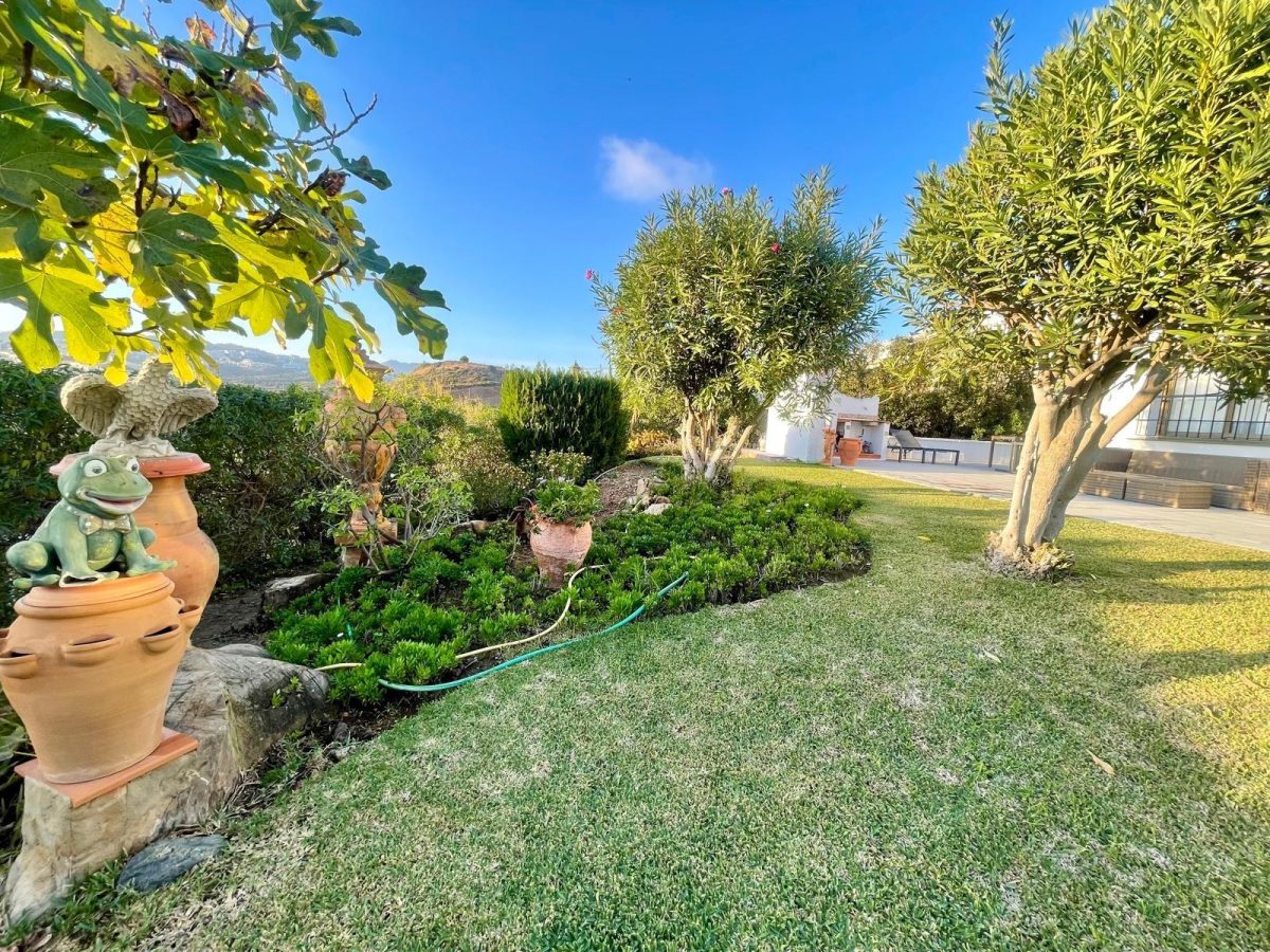 Encantadora villa con jardín y orientación suroeste en La Cala de Mijas — Foto 8