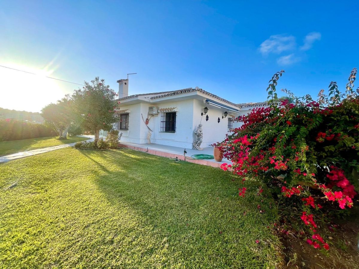 Encantadora villa con jardín y orientación suroeste en La Cala de Mijas — Foto 9