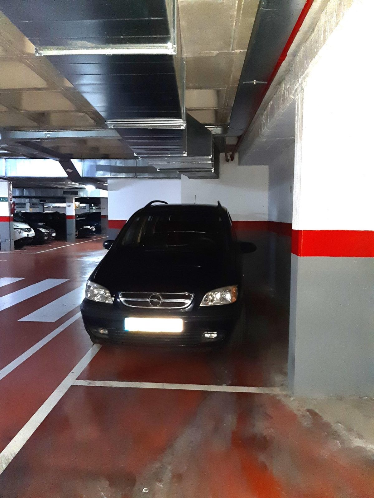 Plaza de garaje amplia y segura — Foto 5