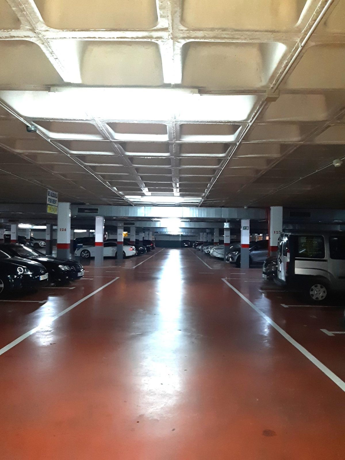 Plaza de garaje amplia y segura — Foto 2