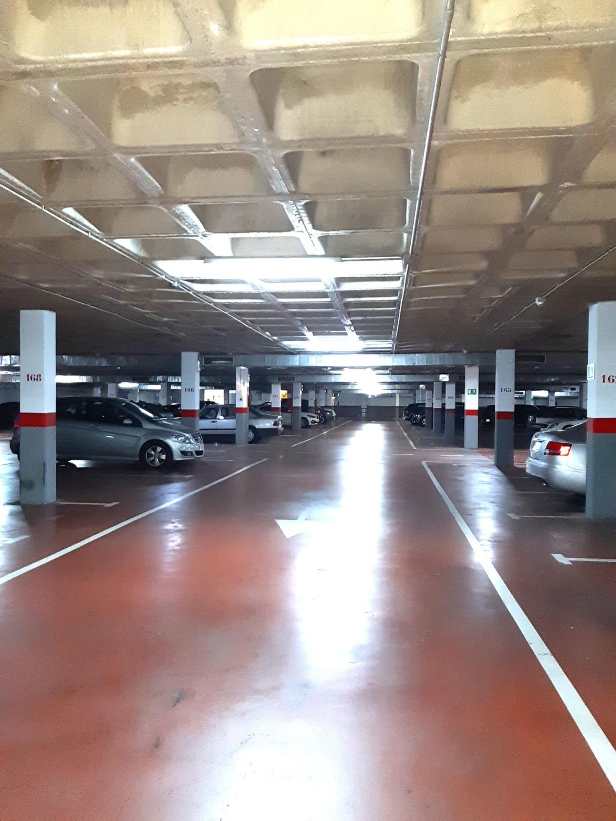 Plaza de garaje amplia y segura — Foto 6
