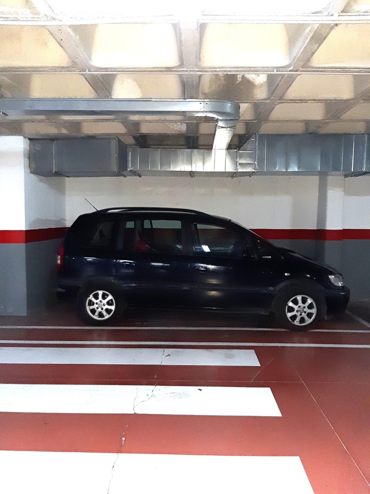 Plaza de garaje amplia y segura — Foto 3