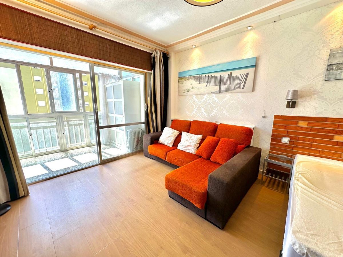Estudio luminoso con gran terraza en el centro de Torremolinos – Zona Estación de Autobuses — Foto 3