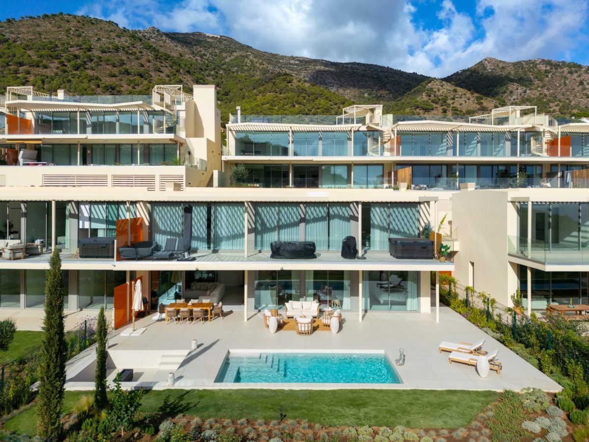 Nuevo y Lujoso Apartamento de 3 Dormitorios con Vistas al Mar y a la Montaña en Reserva del Higuerón — Foto 2