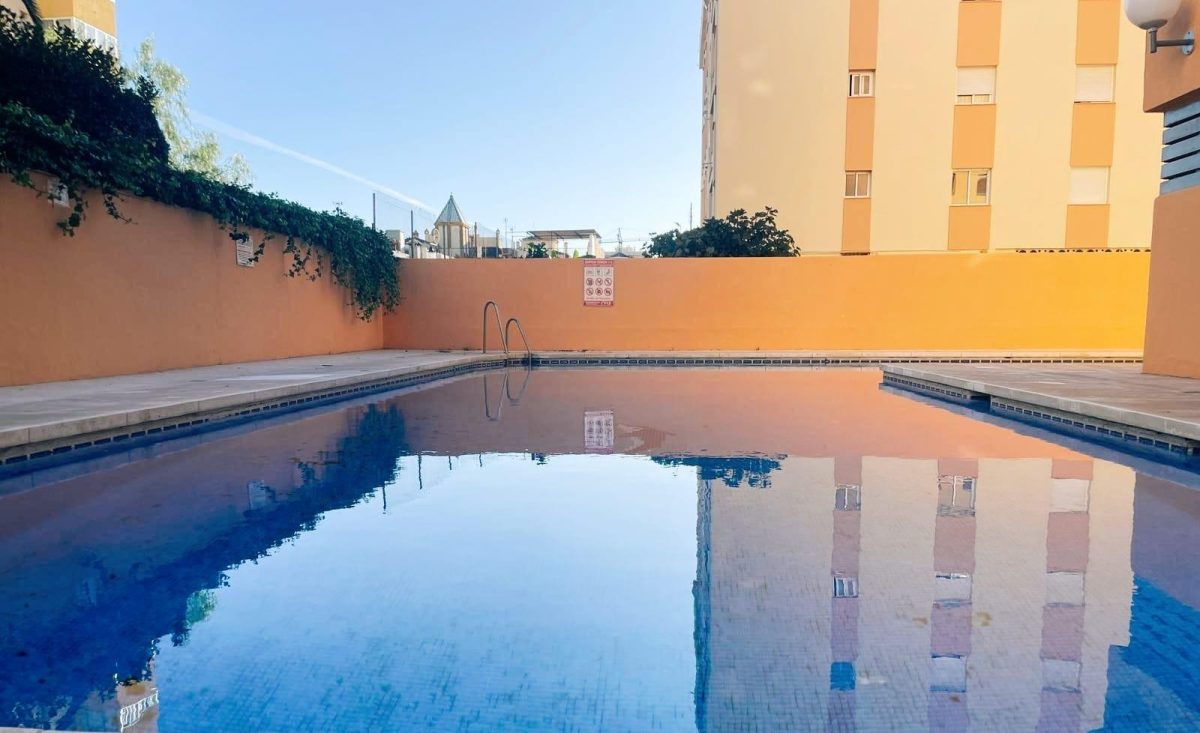 ¡Oportunidad única en pleno centro de Fuengirola, junto al Recinto Ferial! — Foto 2