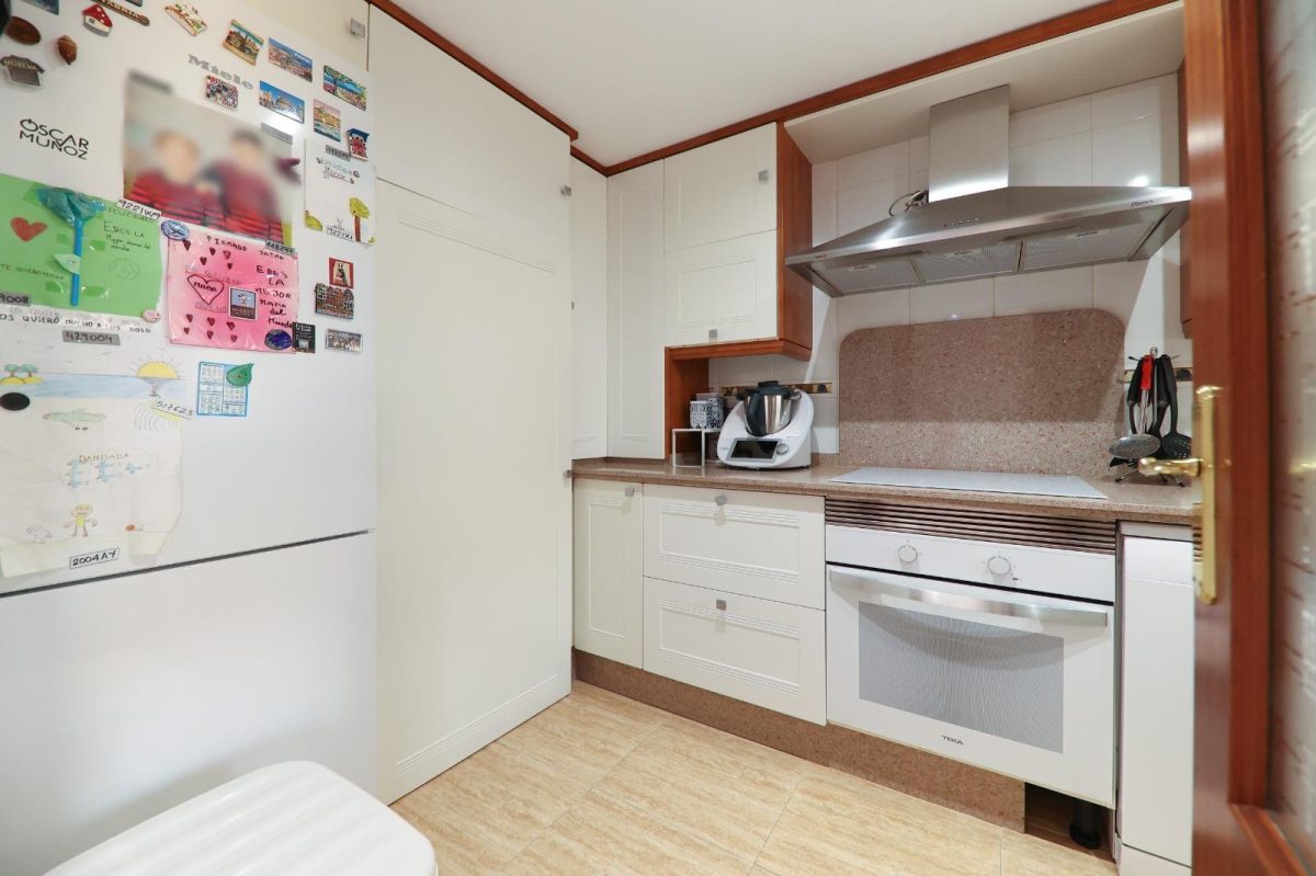Amplio piso de 3 dormitorios con terraza, garaje y trastero en Las Lagunas — Foto 10