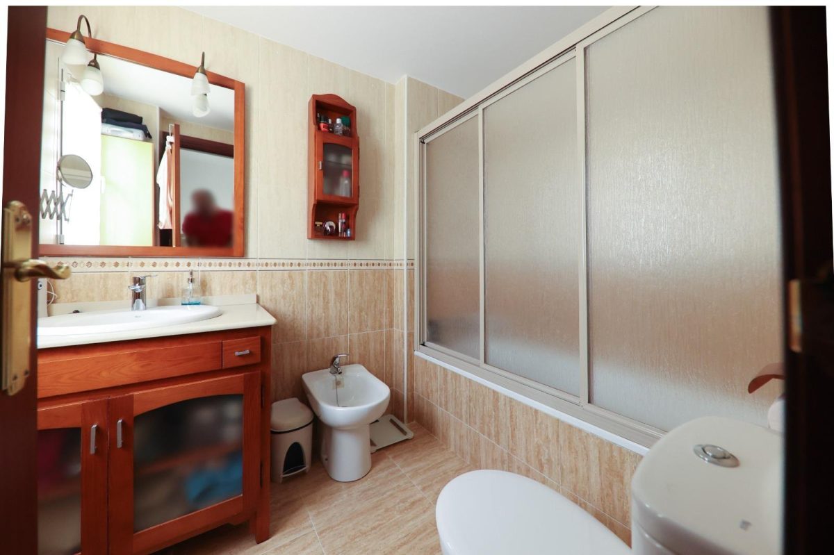 Amplio piso de 3 dormitorios con terraza, garaje y trastero en Las Lagunas — Foto 30