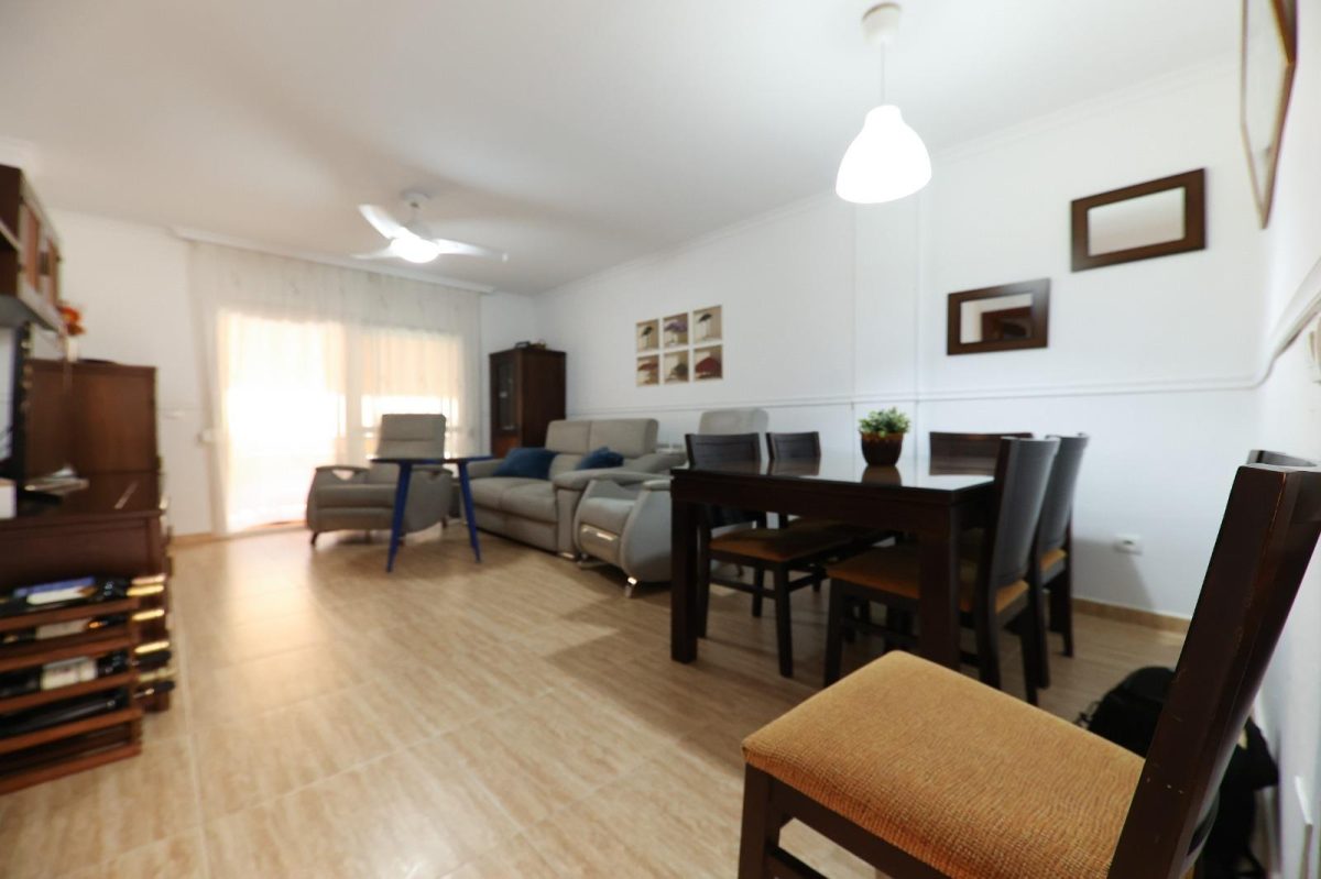 Amplio piso de 3 dormitorios con terraza, garaje y trastero en Las Lagunas — Foto 2
