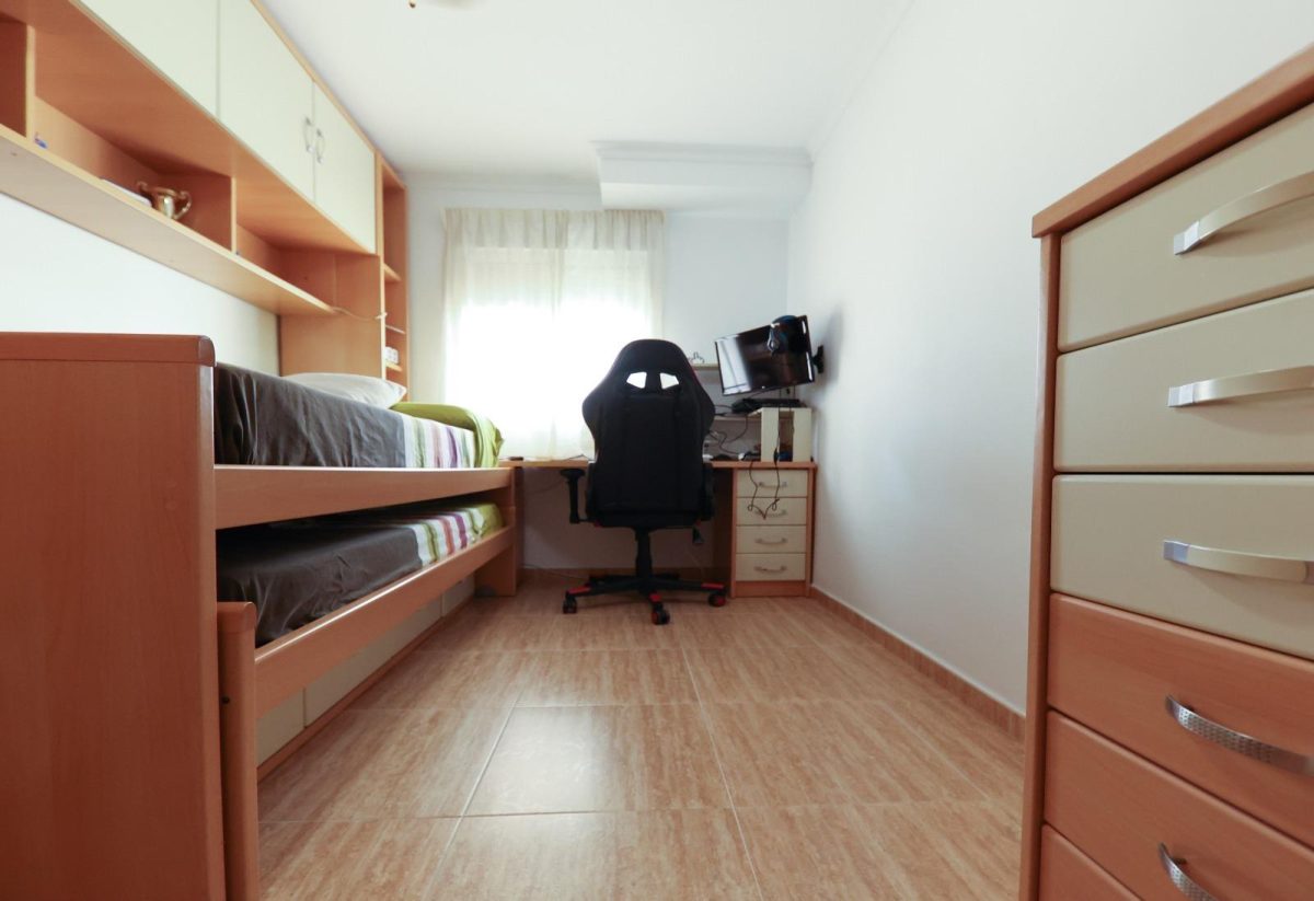 Amplio piso de 3 dormitorios con terraza, garaje y trastero en Las Lagunas — Foto 25