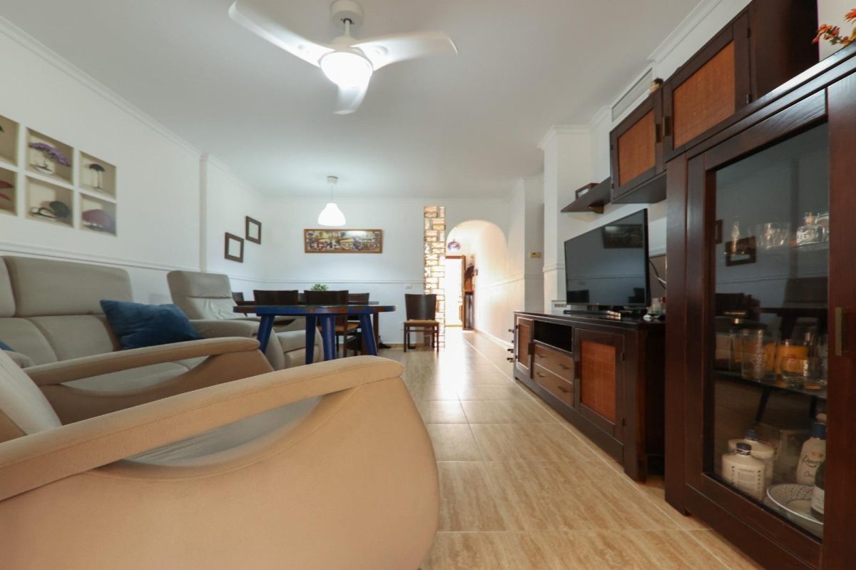 Amplio piso de 3 dormitorios con terraza, garaje y trastero en Las Lagunas — Foto 1