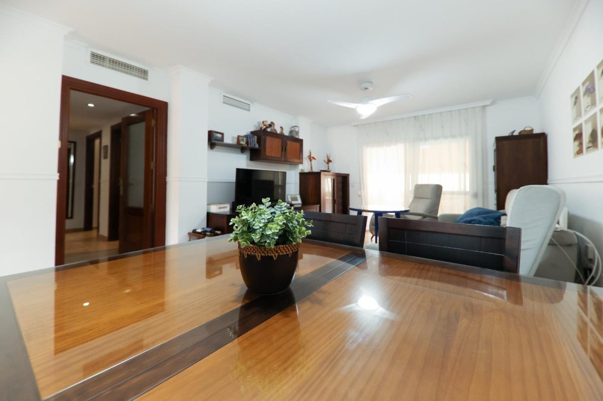 Amplio piso de 3 dormitorios con terraza, garaje y trastero en Las Lagunas — Foto 4