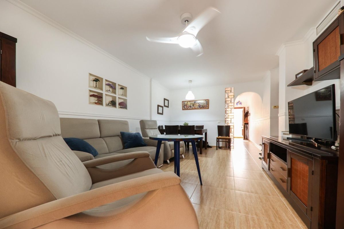 Amplio piso de 3 dormitorios con terraza, garaje y trastero en Las Lagunas — Foto 12