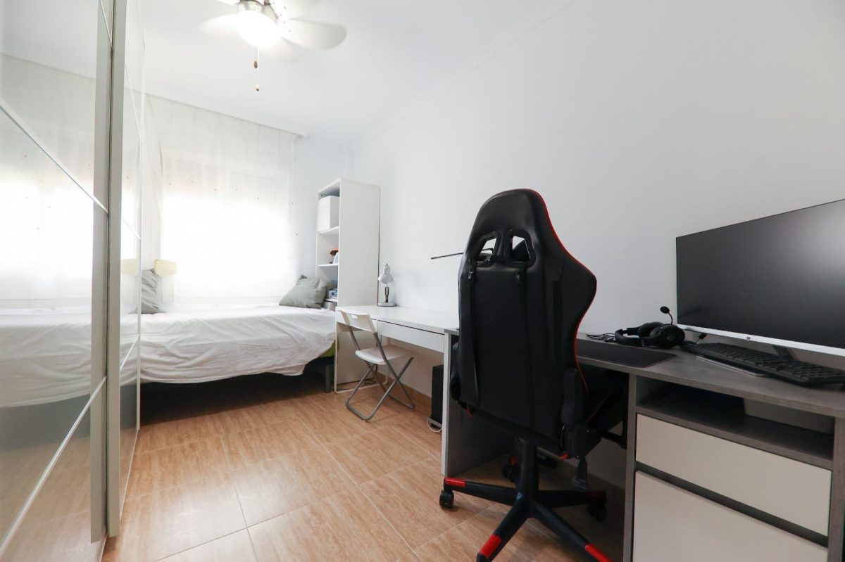 Amplio piso de 3 dormitorios con terraza, garaje y trastero en Las Lagunas — Foto 26