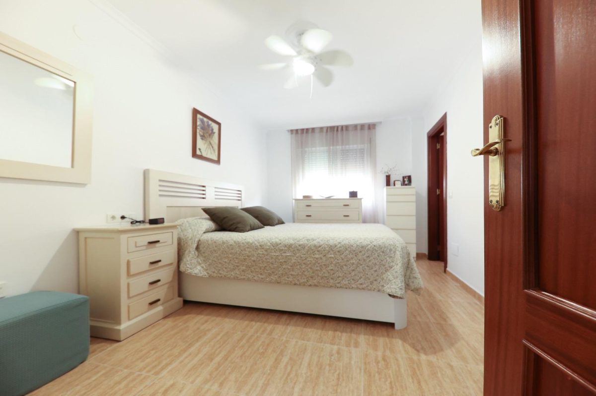 Amplio piso de 3 dormitorios con terraza, garaje y trastero en Las Lagunas — Foto 14