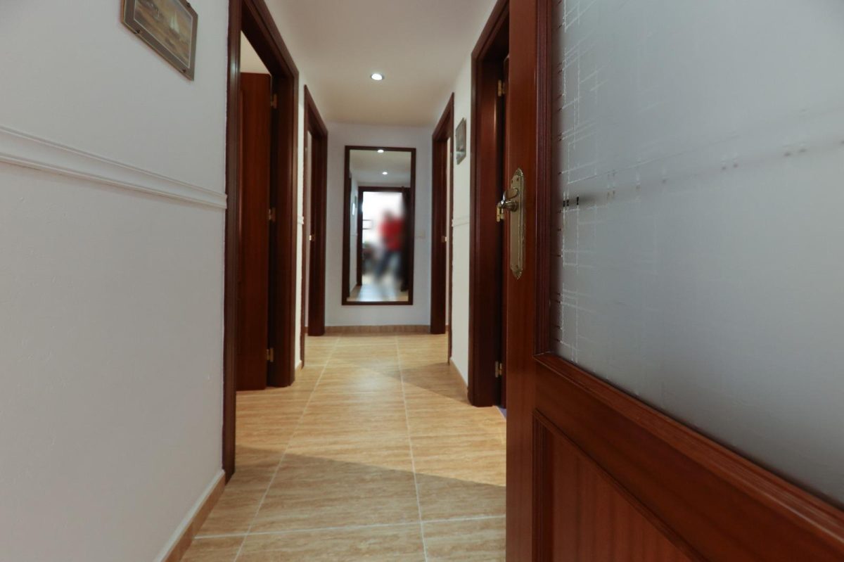 Amplio piso de 3 dormitorios con terraza, garaje y trastero en Las Lagunas — Foto 23
