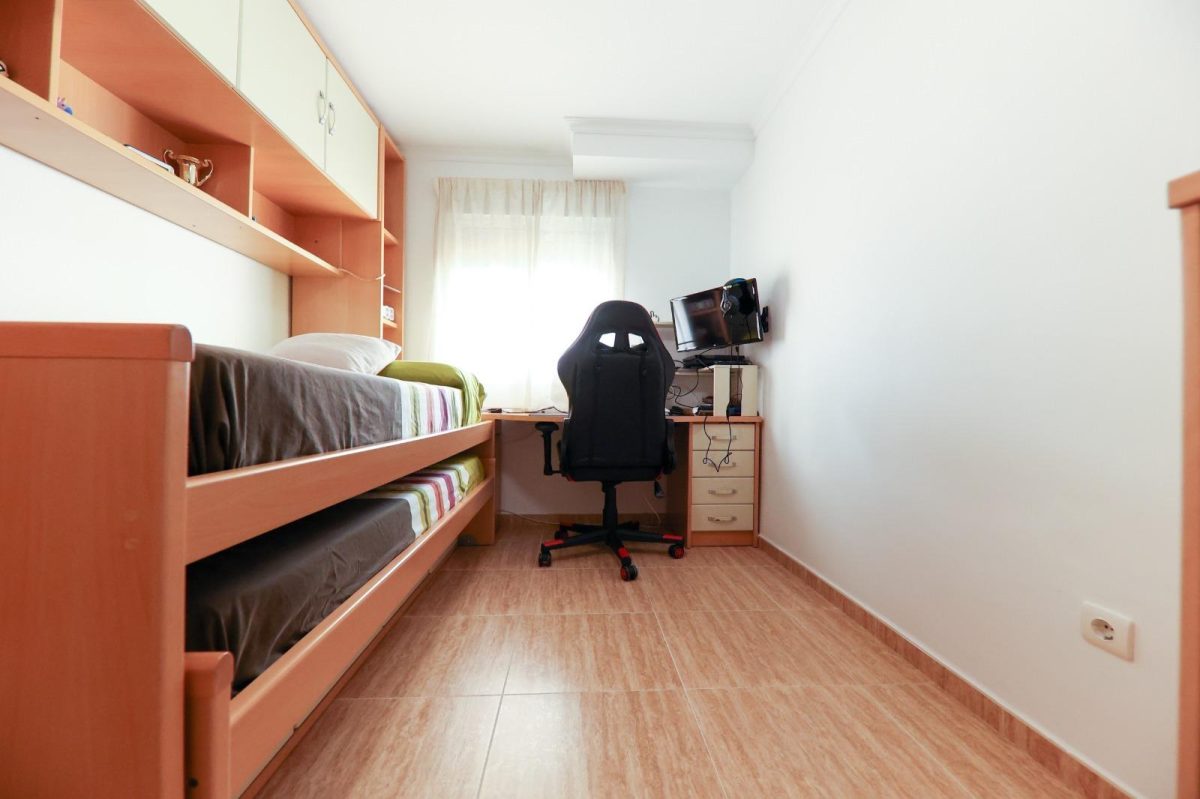 Amplio piso de 3 dormitorios con terraza, garaje y trastero en Las Lagunas — Foto 24