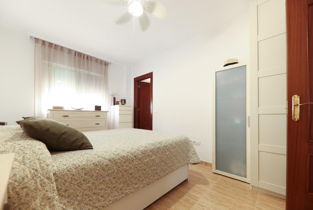 Amplio piso de 3 dormitorios con terraza, garaje y trastero en Las Lagunas — Foto 16