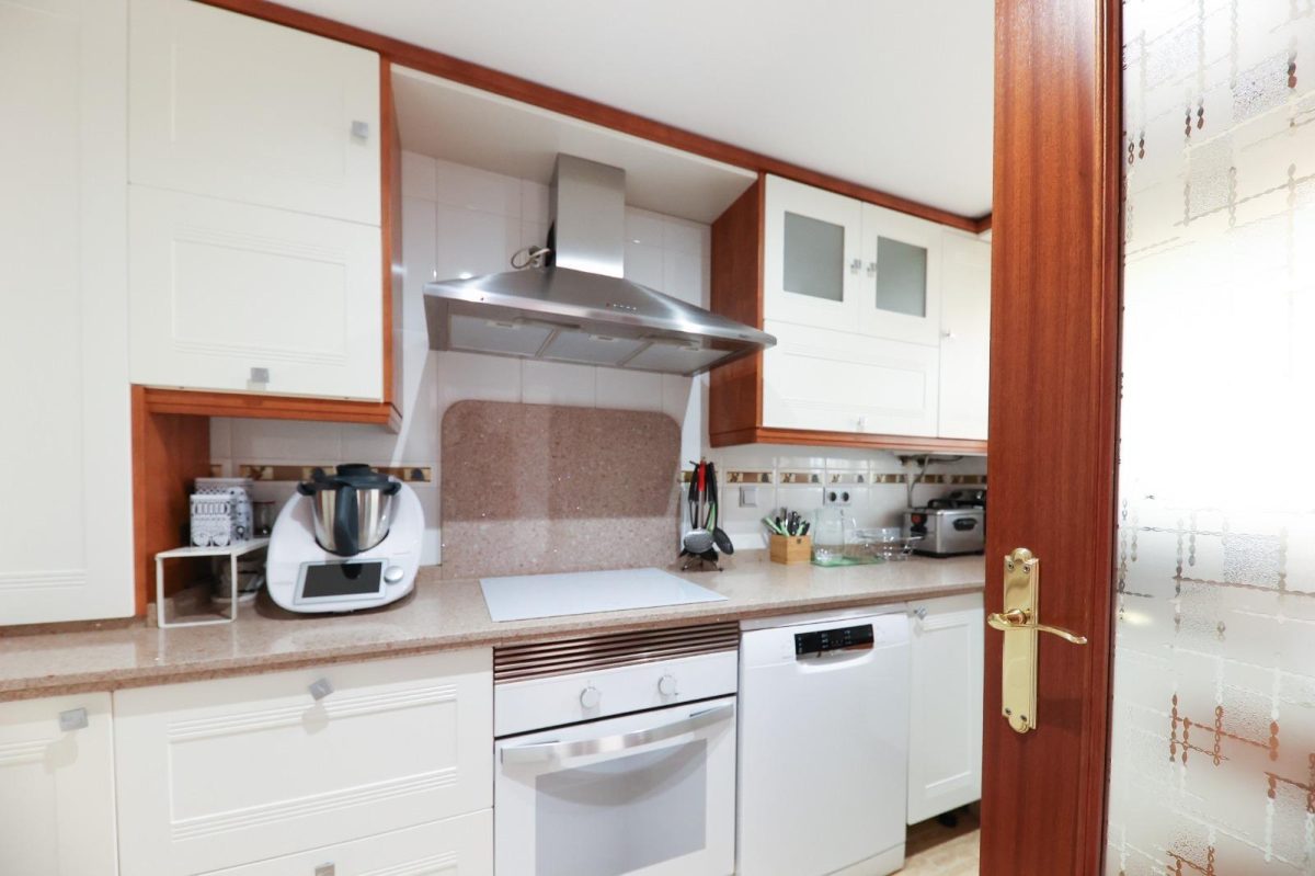 Amplio piso de 3 dormitorios con terraza, garaje y trastero en Las Lagunas — Foto 6