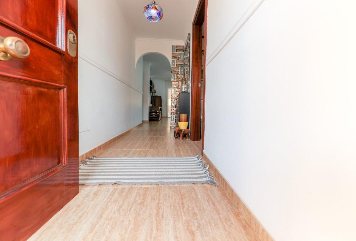 Amplio piso de 3 dormitorios con terraza, garaje y trastero en Las Lagunas — Foto 11