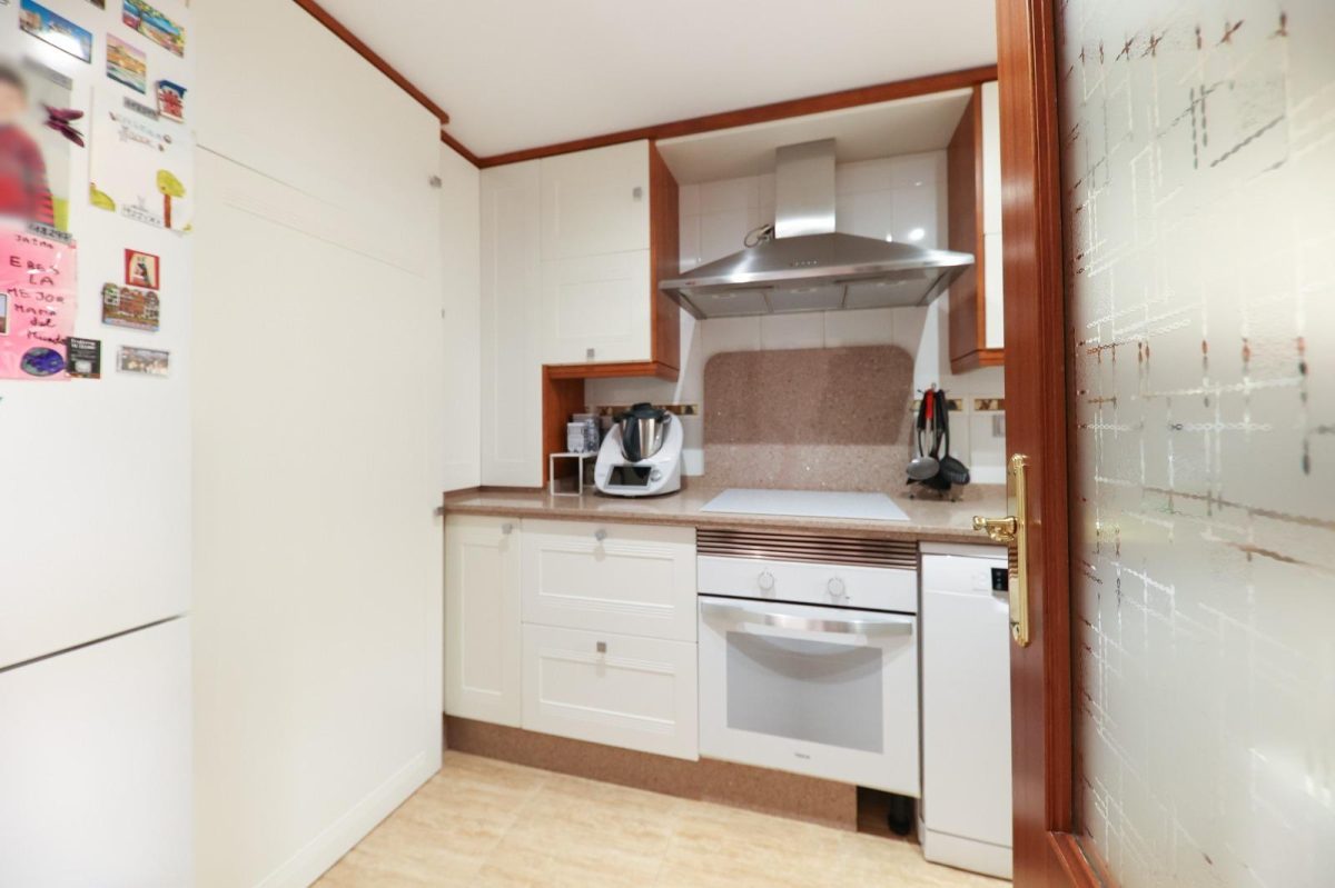 Amplio piso de 3 dormitorios con terraza, garaje y trastero en Las Lagunas — Foto 9