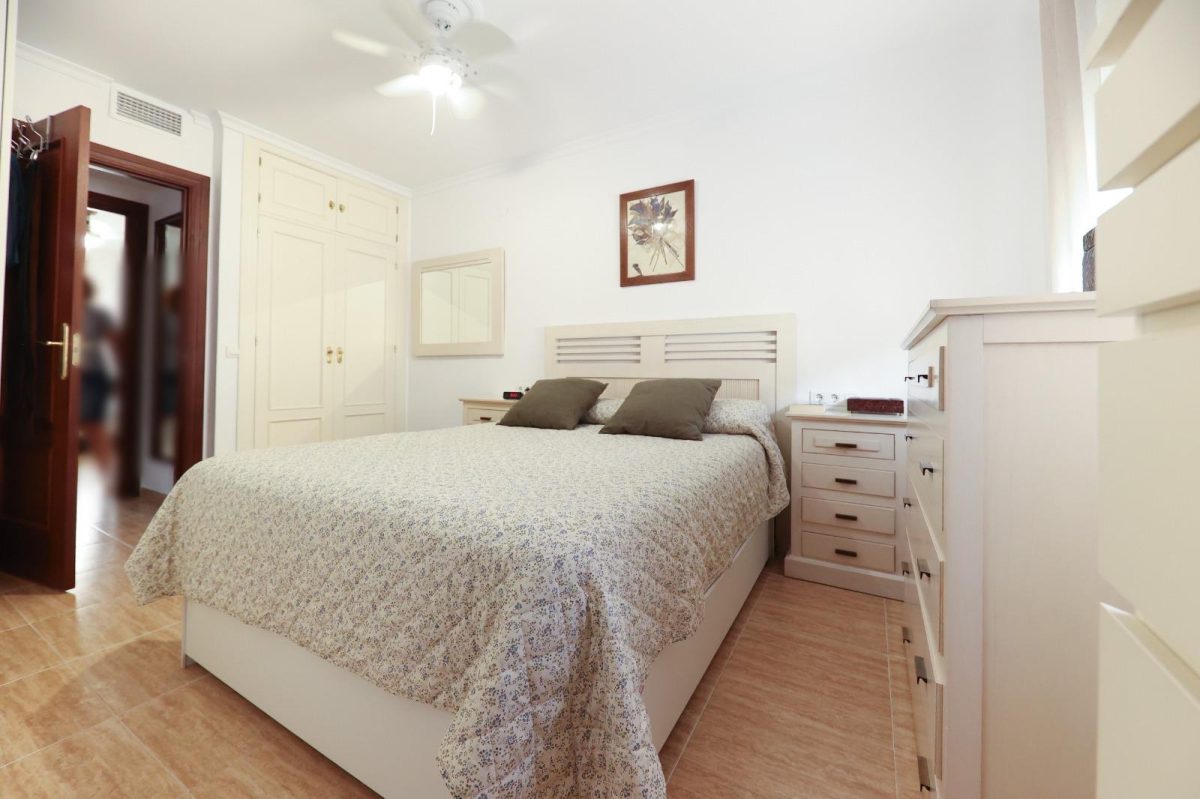 Amplio piso de 3 dormitorios con terraza, garaje y trastero en Las Lagunas — Foto 17