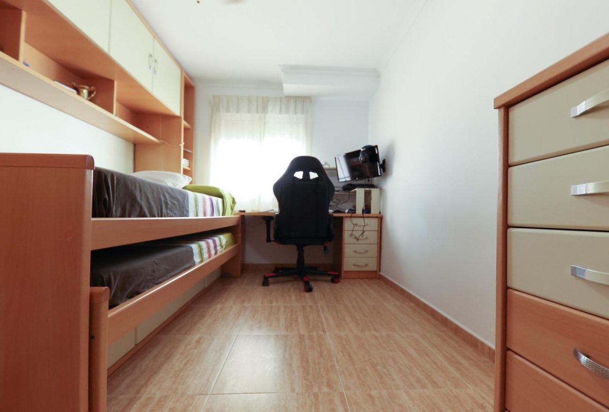 Amplio piso de 3 dormitorios con terraza, garaje y trastero en Las Lagunas — Foto 29