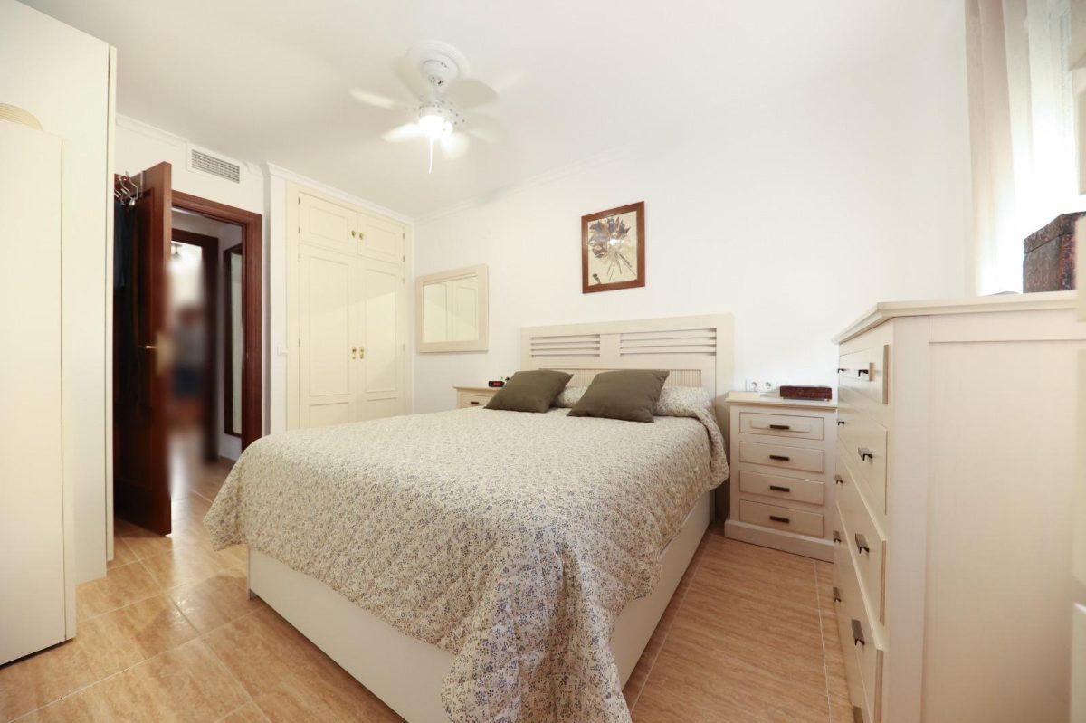Amplio piso de 3 dormitorios con terraza, garaje y trastero en Las Lagunas — Foto 15