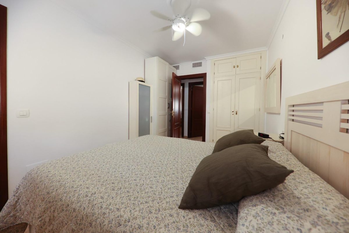 Amplio piso de 3 dormitorios con terraza, garaje y trastero en Las Lagunas — Foto 18