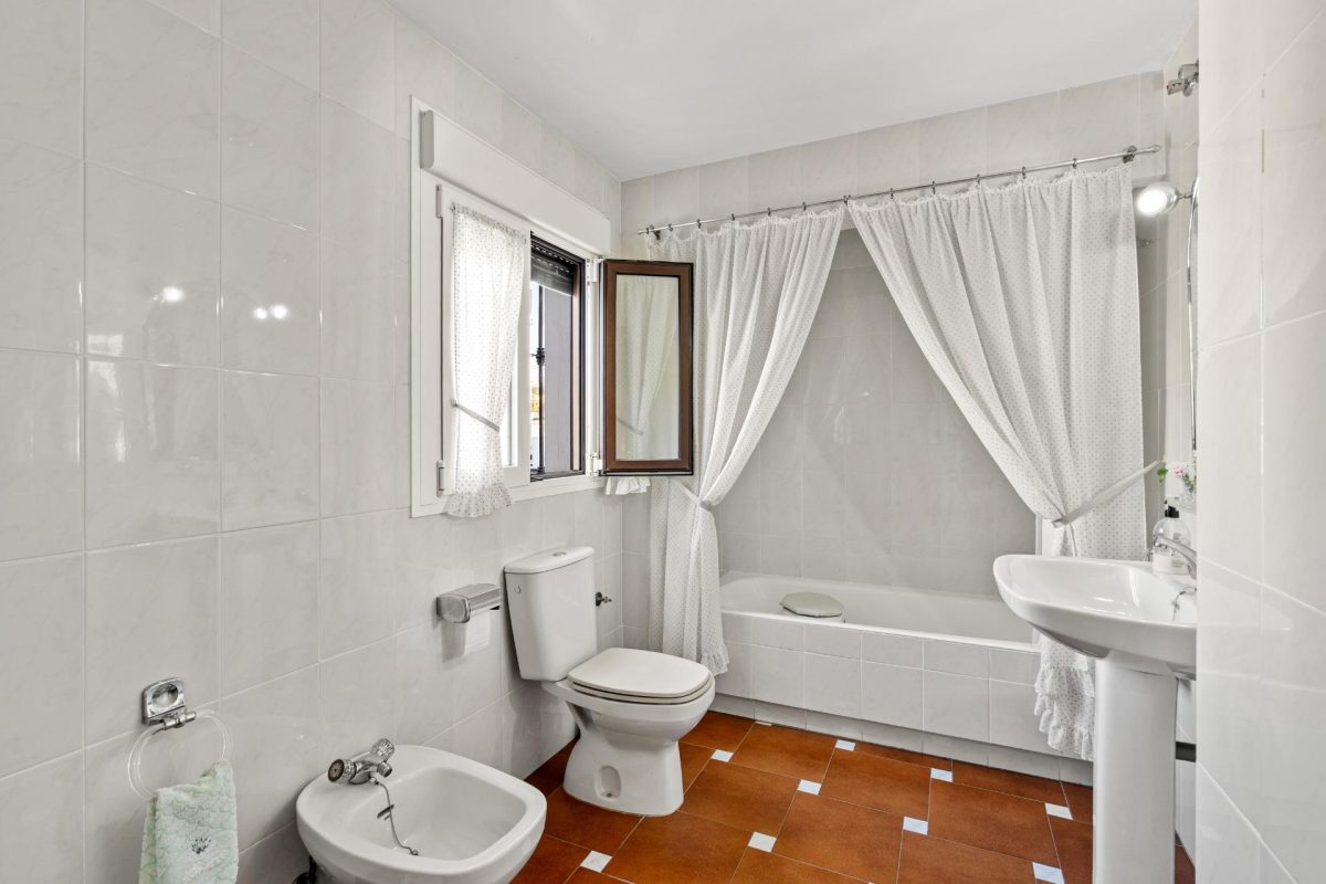 Villa Independiente de Estilo Andaluz en Arroyo de la Miel – Parcela de 813 m² — Foto 14