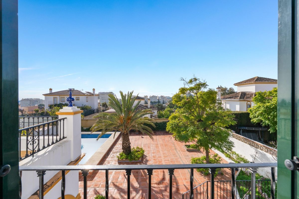 Villa Independiente de Estilo Andaluz en Arroyo de la Miel – Parcela de 813 m² — Foto 19