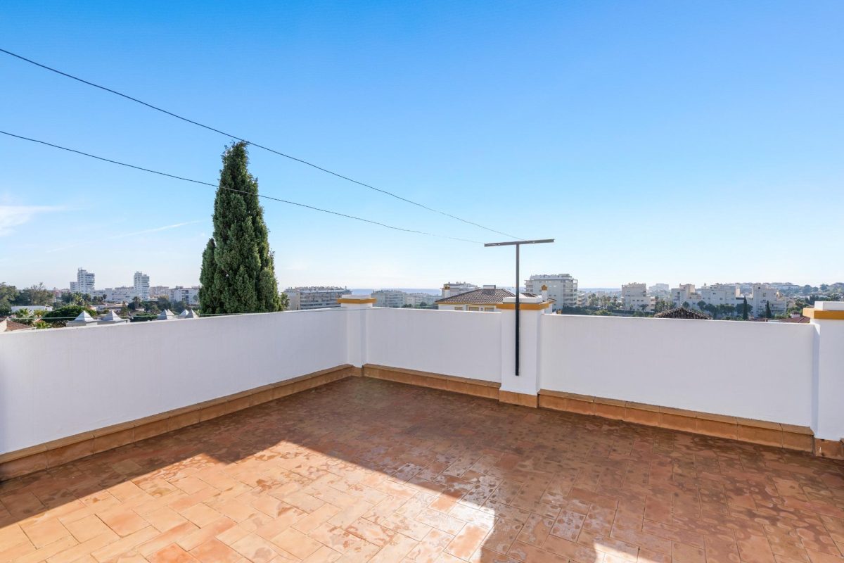 Villa Independiente de Estilo Andaluz en Arroyo de la Miel – Parcela de 813 m² — Foto 25