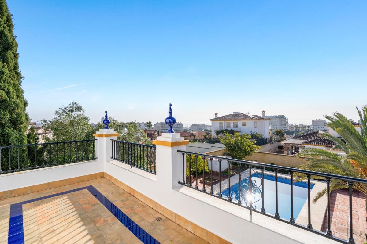 Villa Independiente de Estilo Andaluz en Arroyo de la Miel – Parcela de 813 m² — Foto 23