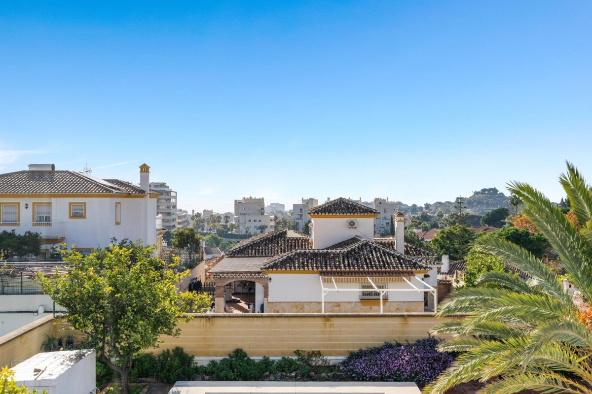 Villa Independiente de Estilo Andaluz en Arroyo de la Miel – Parcela de 813 m² — Foto 26
