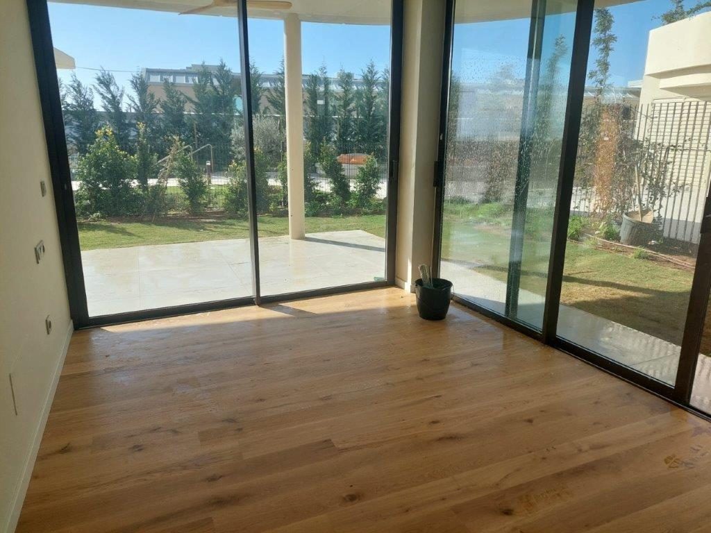 NUEVO Y MODERNO APARTAMENTO ESQUINERO DE 2 DORMITORIOS EN PLANTA BAJA CON JARDÍN PRIVADO — Foto 3
