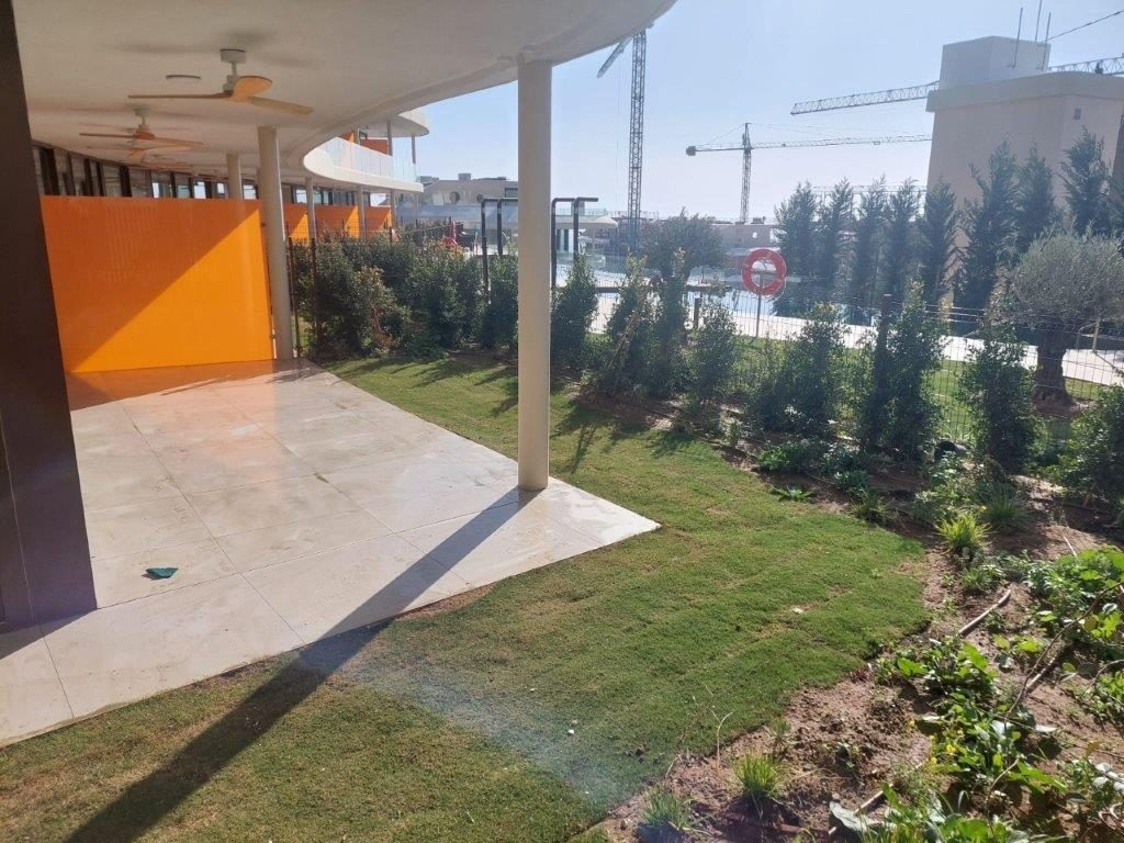 NUEVO Y MODERNO APARTAMENTO ESQUINERO DE 2 DORMITORIOS EN PLANTA BAJA CON JARDÍN PRIVADO — Foto 2