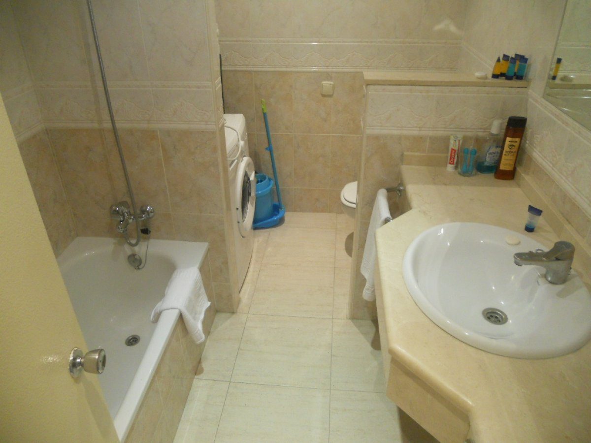 VACACIONES FUENGIROLA CENTRO. Estudio con piscina, vistas a la playa y puerto — Foto 13