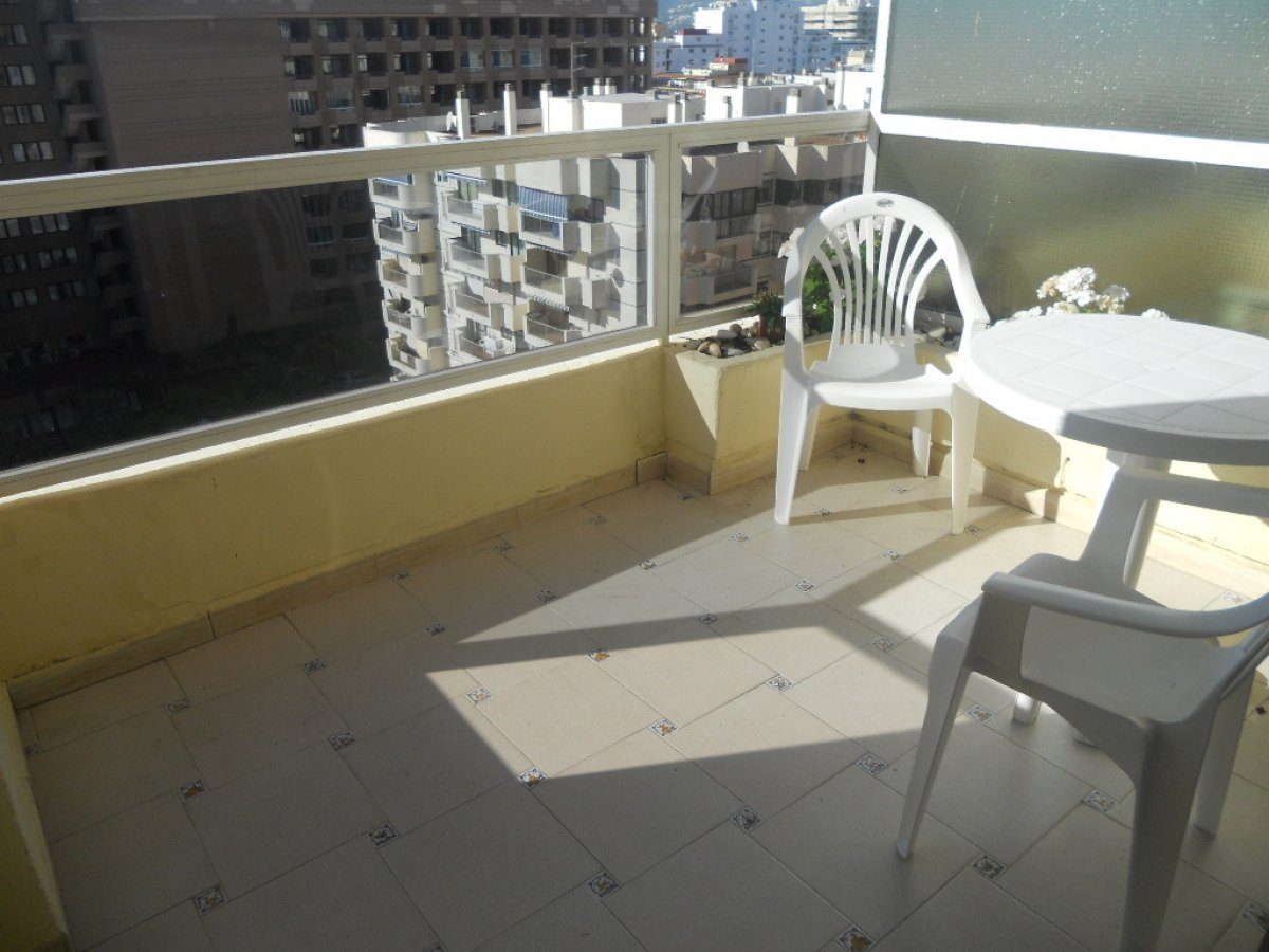 VACACIONES FUENGIROLA CENTRO. Estudio con piscina, vistas a la playa y puerto — Foto 4