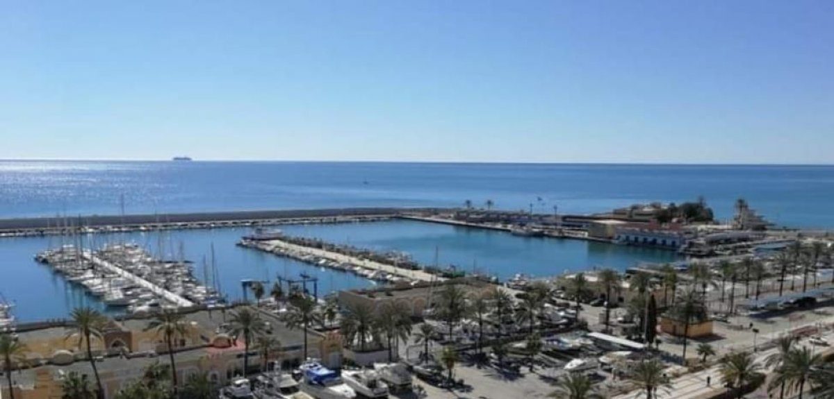 VACACIONES FUENGIROLA CENTRO. Estudio con piscina, vistas a la playa y puerto — Foto 15