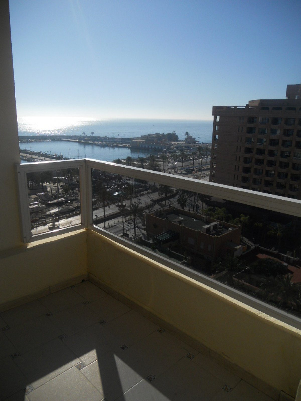 VACACIONES FUENGIROLA CENTRO. Estudio con piscina, vistas a la playa y puerto — Foto 1