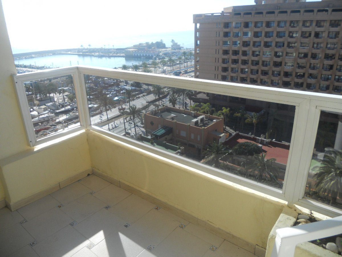 VACACIONES FUENGIROLA CENTRO. Estudio con piscina, vistas a la playa y puerto — Foto 3